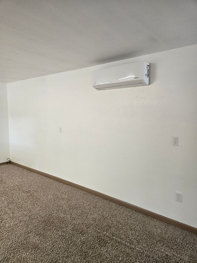 Building Photo - STATUS: AVAILABLE |R21| $1200 + $250 flat ...