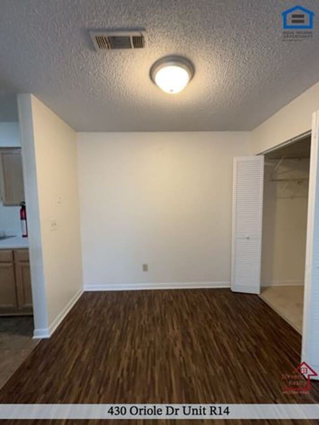 Building Photo - 430 Oriole Dr