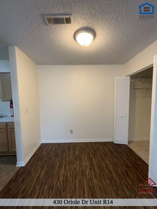 Foto del edificio - 430 Oriole Dr