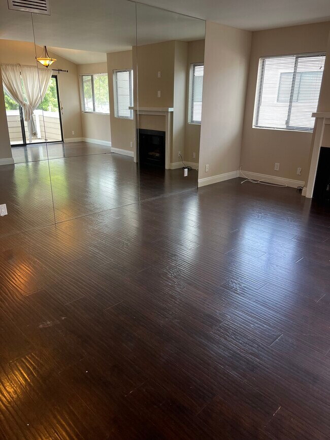 Building Photo - 10710 Woodley Ave