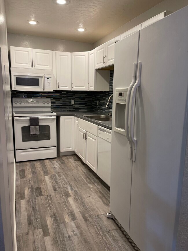 Building Photo - 420 N Villa Ct