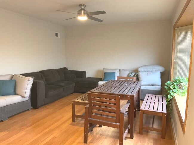 Foto del edificio - 5208 Wolf Rd