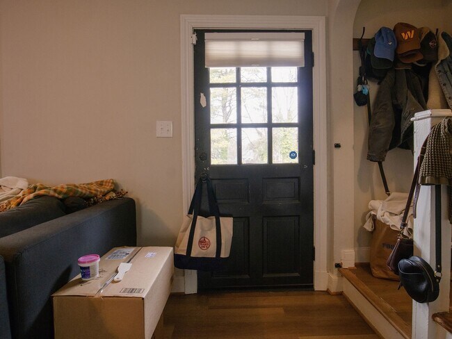 Foto del edificio - Prime Location 3 Bed 2 Bath Home *Available after April 10 2026*