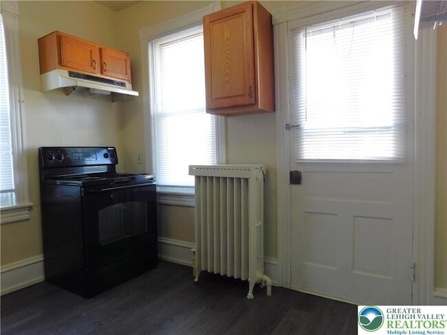 Building Photo - 300 S 9th St