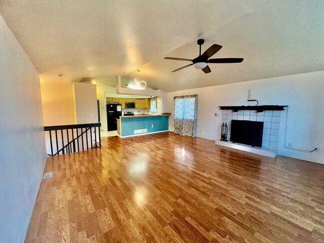 Foto del edificio - Check out the private fenced backyard!