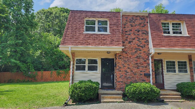 Building Photo - 716 Shawnee Dr