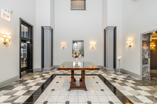 Foto del edificio - 70 W Huron St