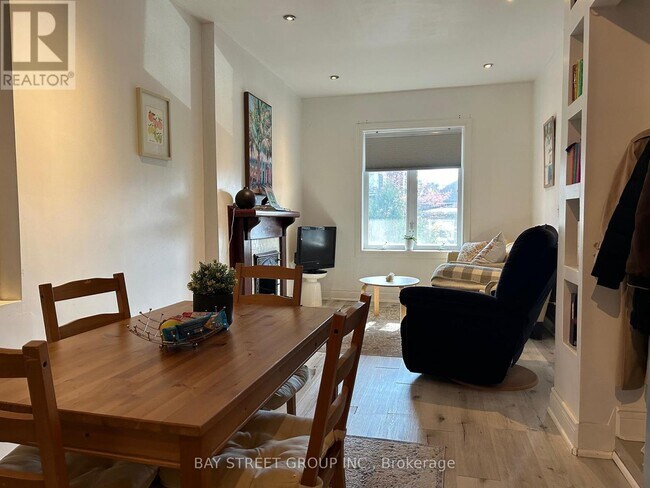 Photo du bâtiment - 693 Woodbine Ave