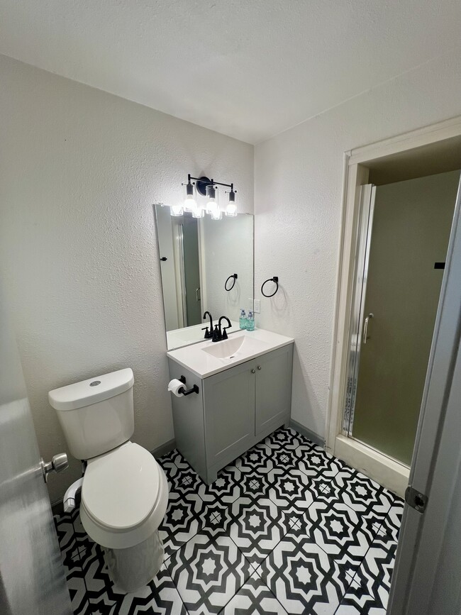 Foto del edificio - 6012 Highcrest Dr