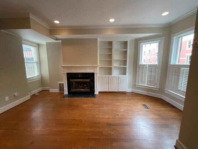 Building Photo - Walkable 3 BR/2.5 Bath Townhouse in U stre...