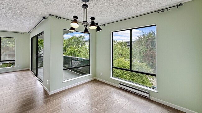 Foto del edificio - Exceptionally Renovated Corner Apartment at Watergate!