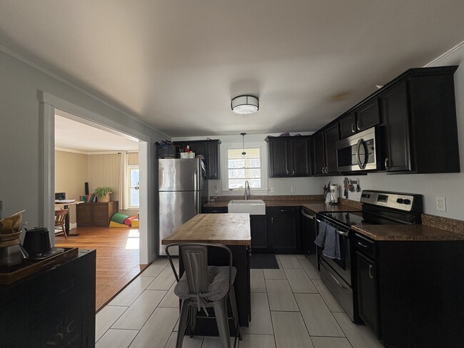 Kitchen with farmers sink & stainless steel appliances - 14 Mitchell St