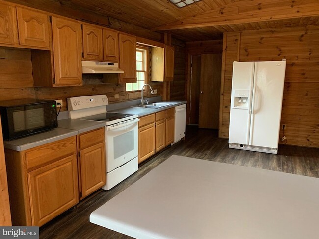 Building Photo - 7 Glade Dr