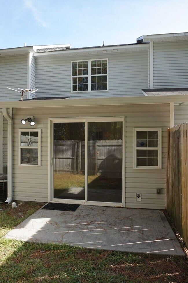 Foto del edificio - Two Bedroom Two and a Half Bathroom Townhouse located in Marsh Oaks Subdivision
