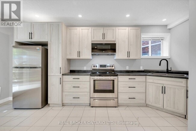 Building Photo - 99 Langlaw Dr
