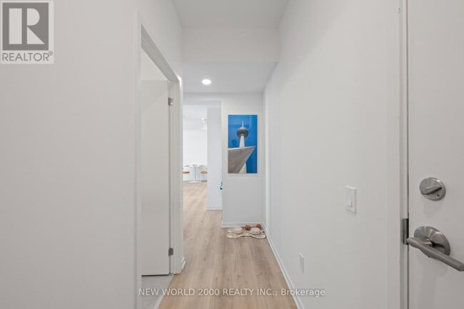 Building Photo - 101-101 Roehampton Ave
