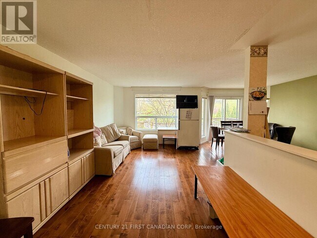 Photo du bâtiment - 740 Redoak Ave
