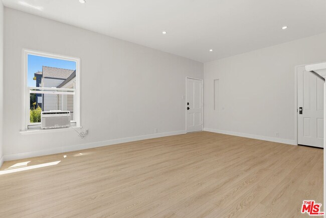 Foto del edificio - 833 1/4 N Alfred St