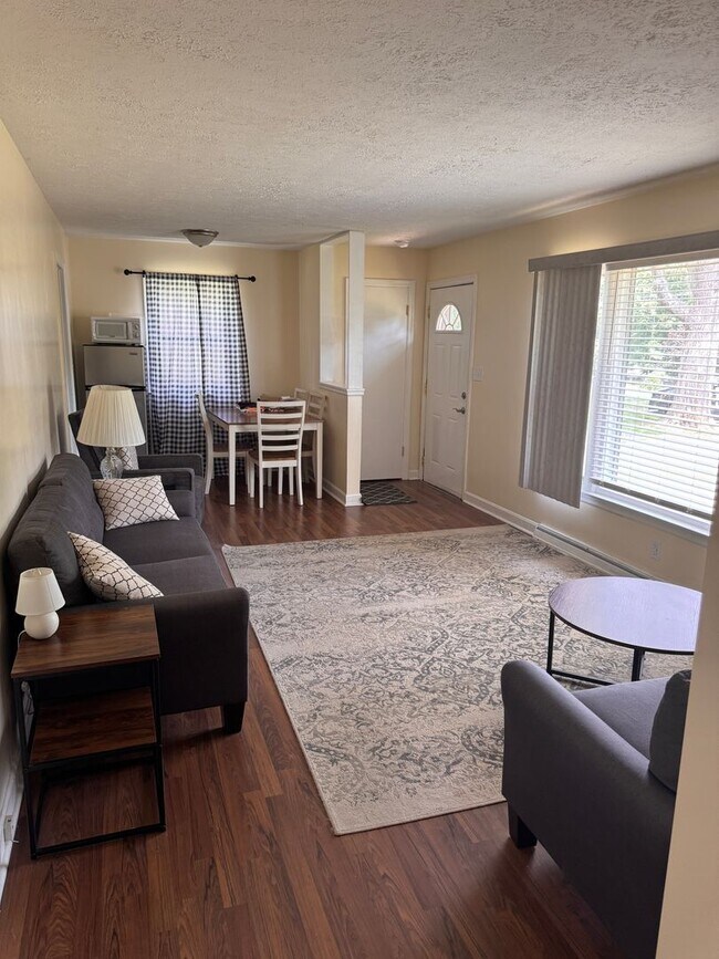 Foto del edificio - 4 Bedroom || 2 Bathroom Single Family Home