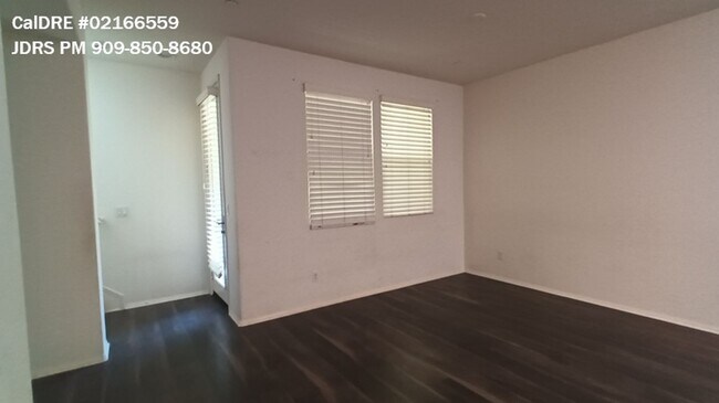 Foto del edificio - Eastvale 3 Bedroom Condo
