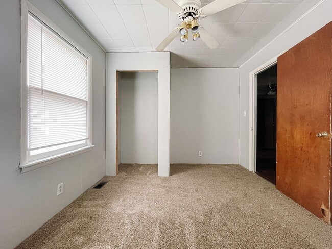 Building Photo - Near Downtown Muncie