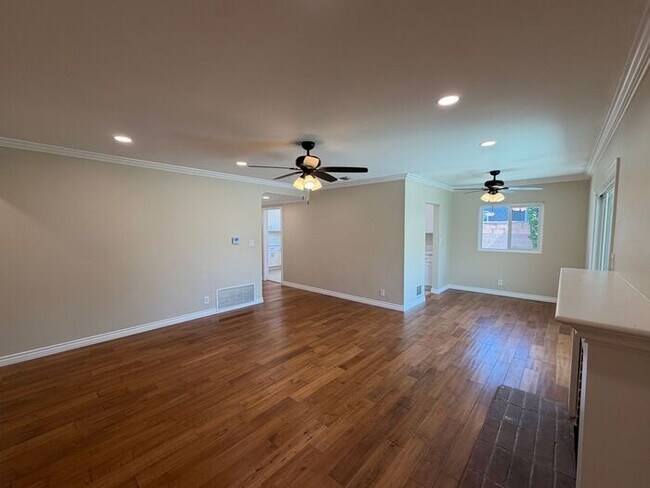 Foto del edificio - Beautiful 4-Bedroom Home in the Heart of Covina!