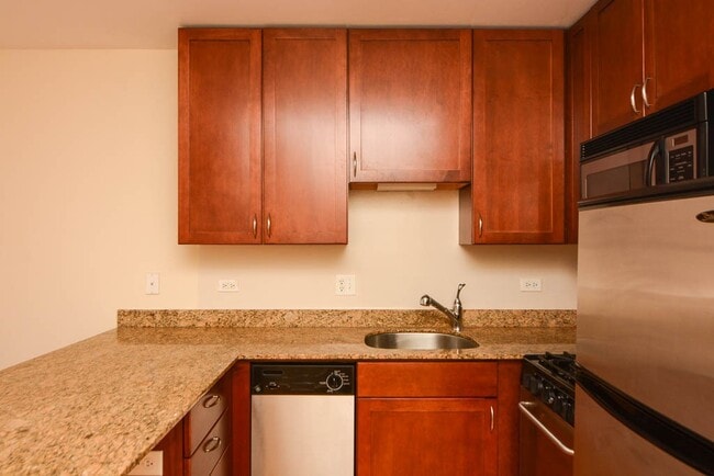 Building Photo - 650 W Wrightwood Ave