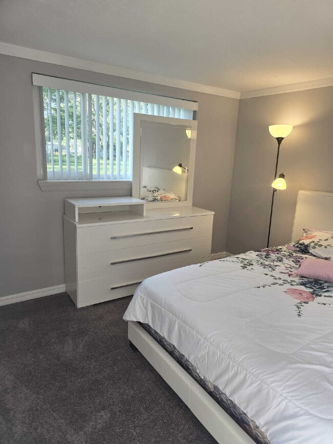 Building Photo - Beautiful remodeled Studio/efficiency room...