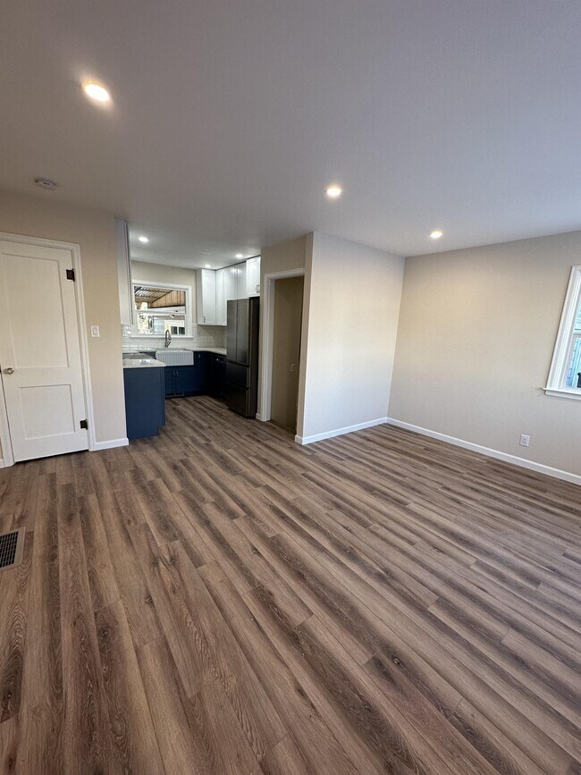 Building Photo - 3610 Dunn Ave