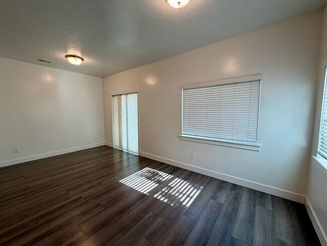 Foto del edificio - Move In Special — 1 Month Rent Free | Updated 3 Bed 2.5 Bath Townhome for Rent in North Ogden