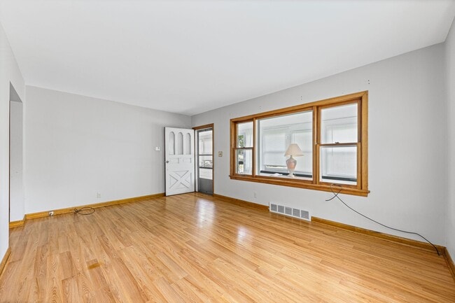 Building Photo - 3-Bedroom Cape Near Summit Lake ~ Oversize...