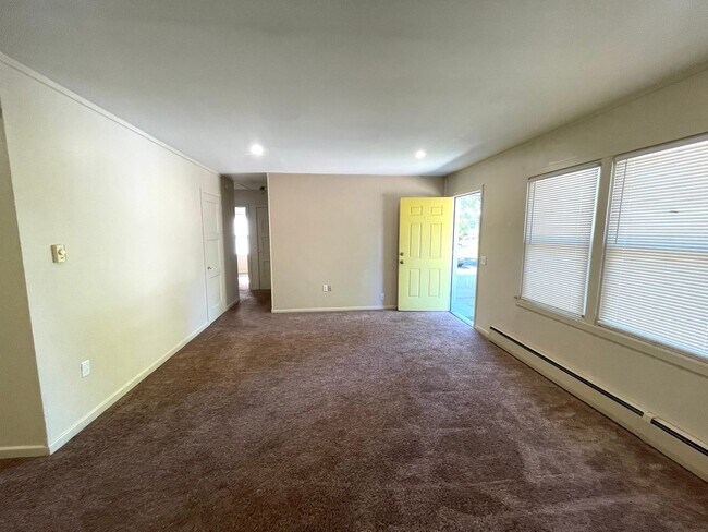 Building Photo - Spacious 2+ Bedroom Duplex Unit in Richlan...