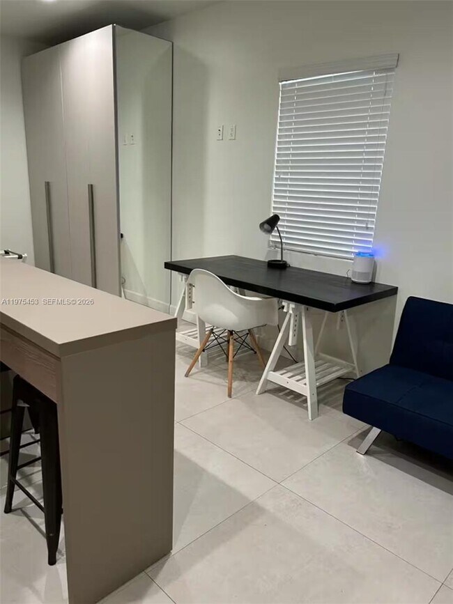 Foto del edificio - 245 NE 33rd St