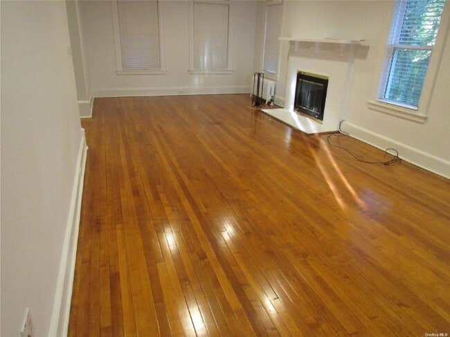 Building Photo - 43-14 Douglaston Pkwy