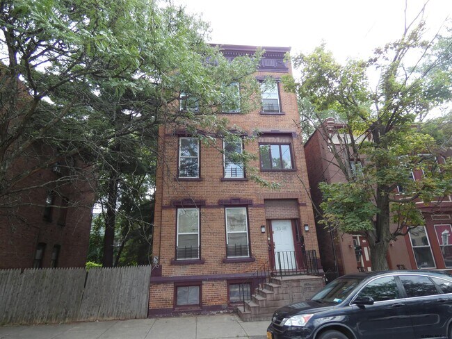Building Photo - 3208 6th Ave