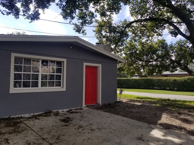 Building Photo - 300 E Palmetto Ave