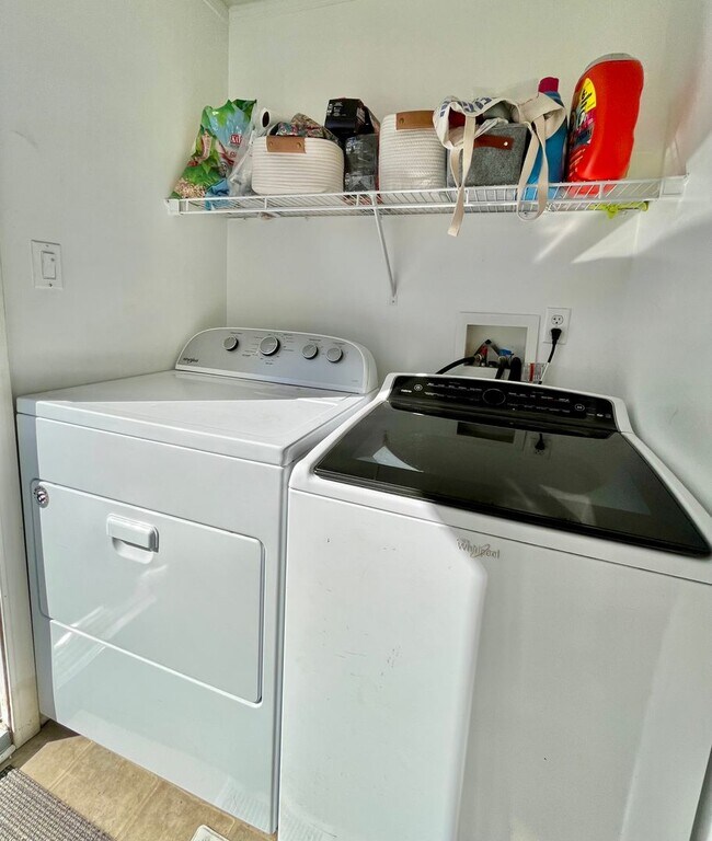 Building Photo - Small pet friendly 3 bedroom in North Pole