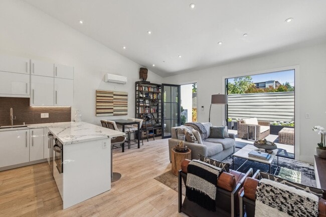 Building Photo - Newly Built Home With Loft in Downtown Palo Alto