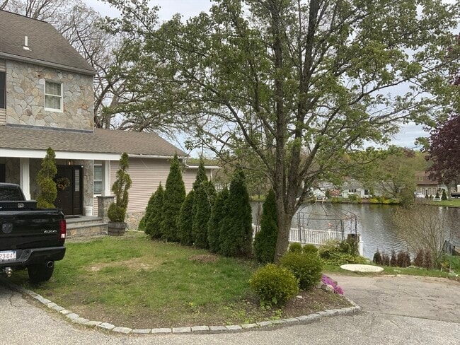 Building Photo - 131 Lakeshore Dr