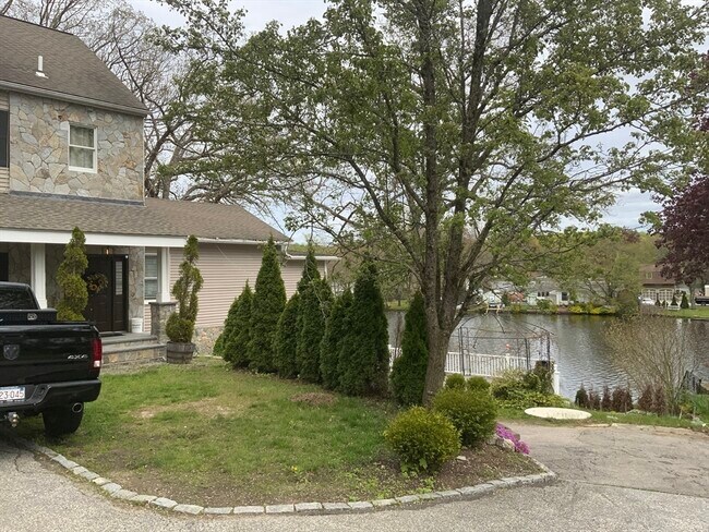 Foto del edificio - 131 Lakeshore Dr