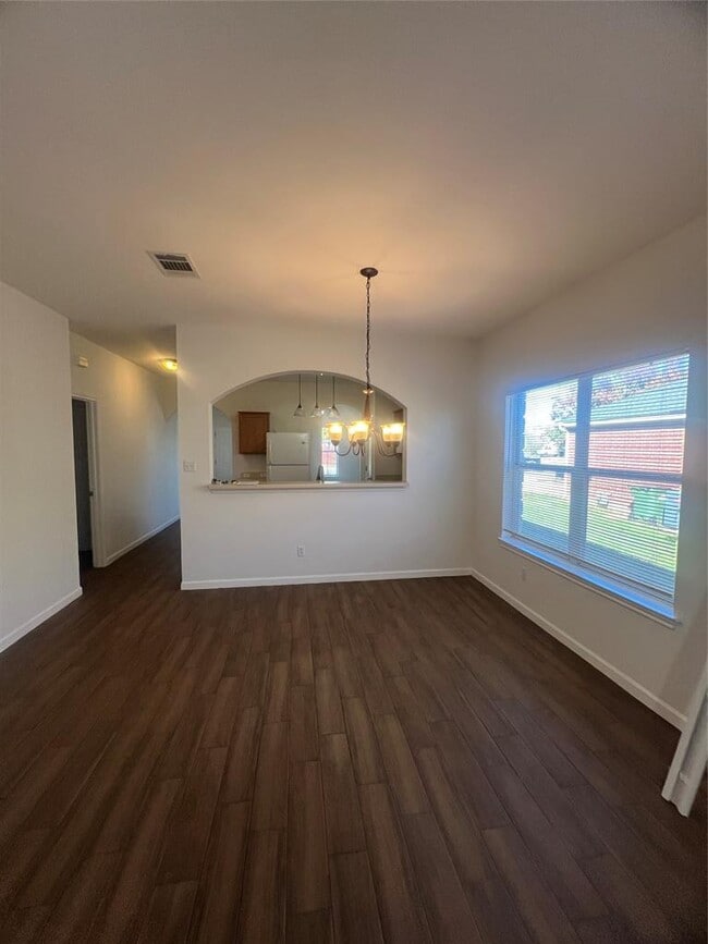 Building Photo - 804 N Creek Blvd