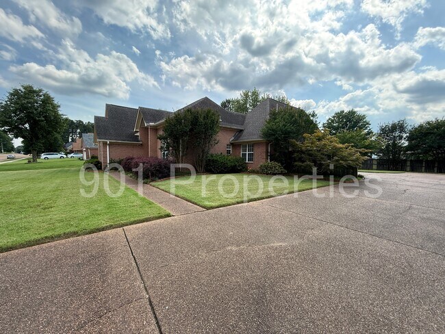 Building Photo - 4957 Rivercrest Ln