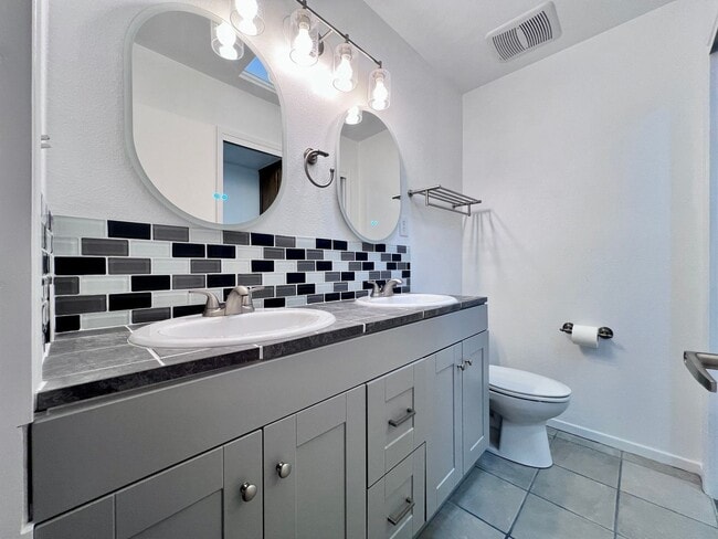 Building Photo - $1995 Gettysburg & Blackstone, 2 Bedroom C...