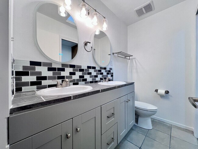 Foto del edificio - $2,200  Gettysburg & Blackstone, 2 Bedroom...