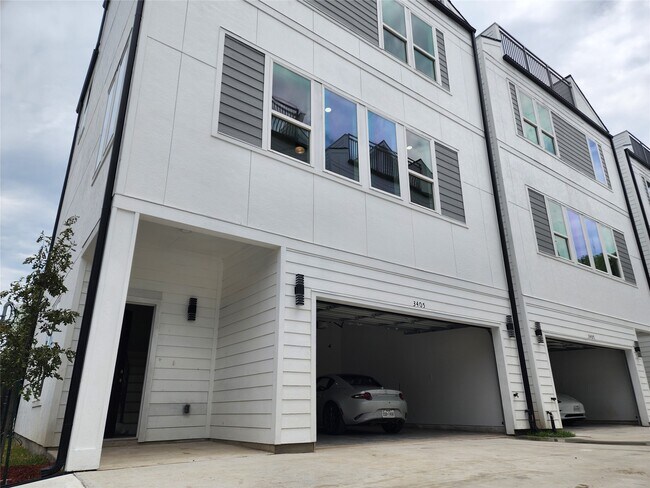 Building Photo - 3411 St Emanuel St