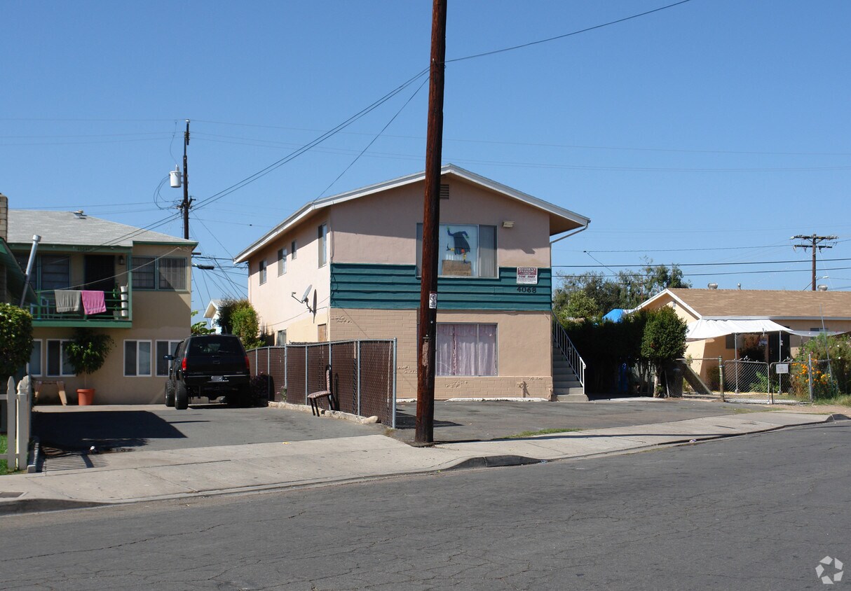 Building Photo - 4068 Oakcrest Dr