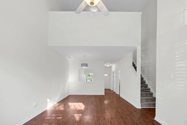 Building Photo - Beautiful 3 Bedroom 2.5 Bathroom Townhome ...