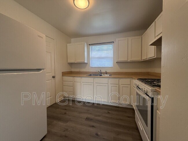 Foto del edificio - 6117 N Main St