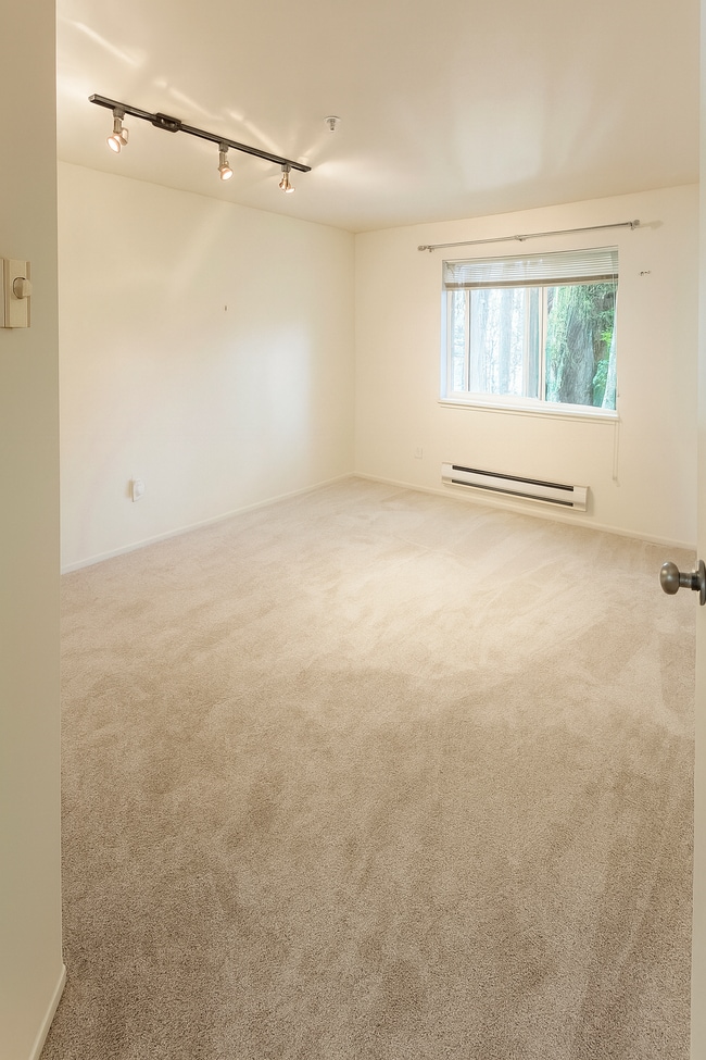 Building Photo - 9910 NE 137th St