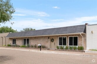 Building Photo - 2202 Robyn Ln